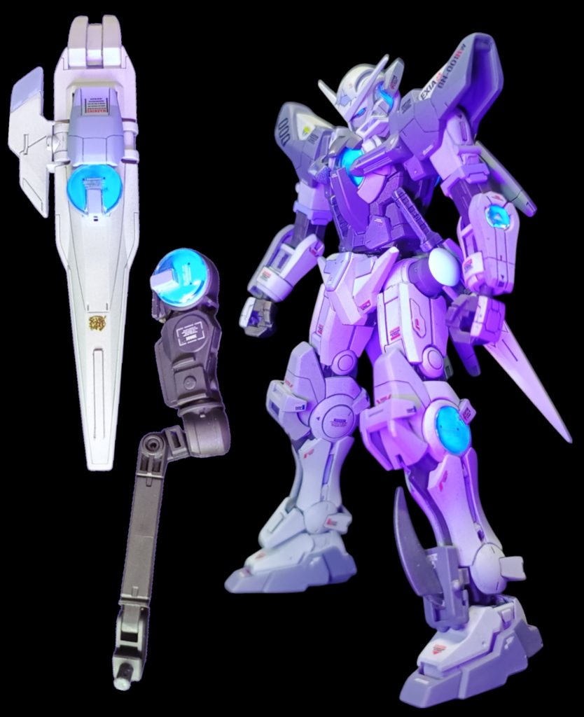 GNコンデンサとカメラアイも蛍光ブルーです。肘は完全に隠れて見えなくなりますけど・・ブラックライトの写真から少し赤を足せば簡単にトランザムっぽくなります。