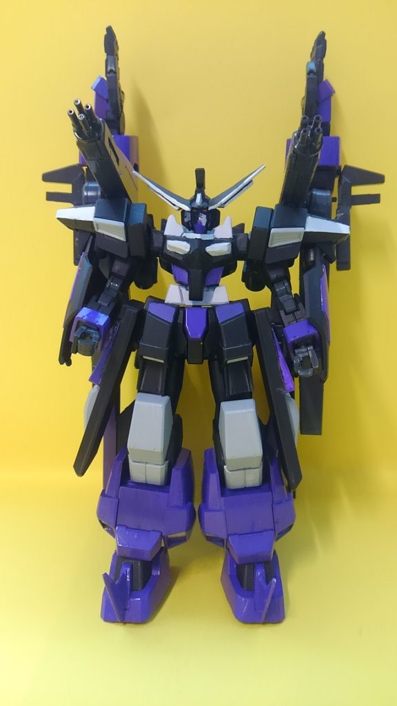 両肩部のバルカンが好き。見えにくいが、両腰にはスクラッチしたファングも装備している。