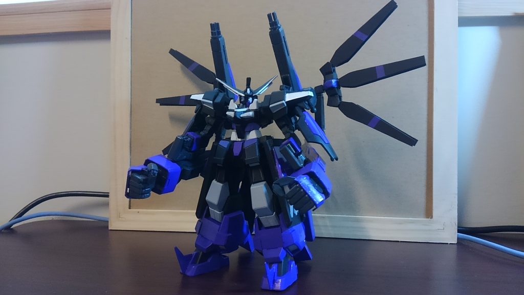 背部のグラストロランチャーを持たせて、大きな拳にできる。さらに背面の6本のファンネルも着脱可能。