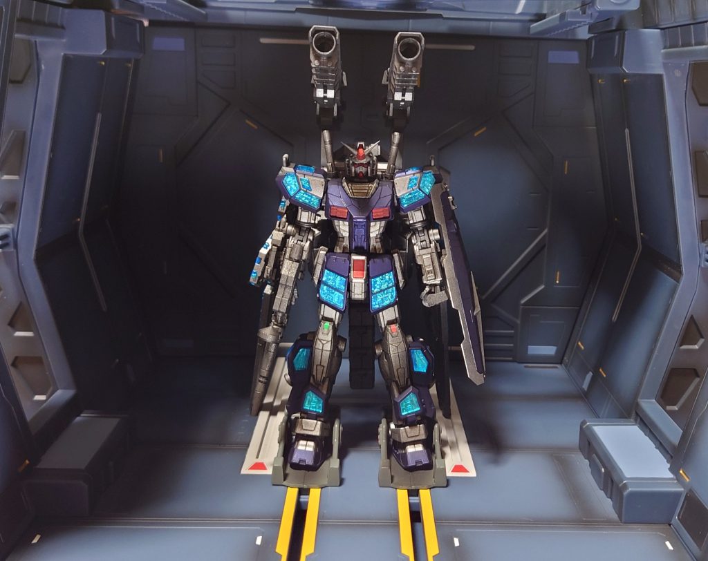 謎の機動兵器に対抗するため、再び武器を取る一機のモビルスーツ。その名は“ガンダム”。