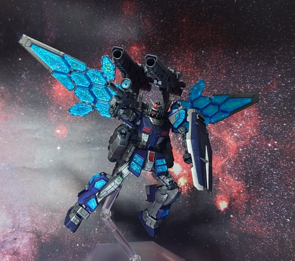 手にしたビームライフル、背負ったビームキャノンで攻撃を仕掛ける。