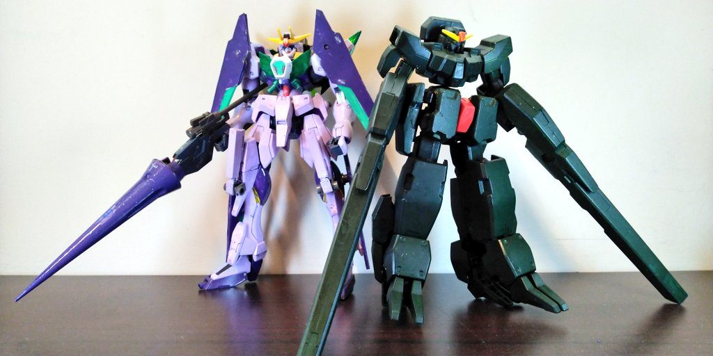 最後にツーショット。個人的な話をすると、「大学受験の折、勉強のため半年ほどガンプラ断ちするために、燃え尽きるつもりで制作した」作品であり、当時の総力を結集した思い出がある。