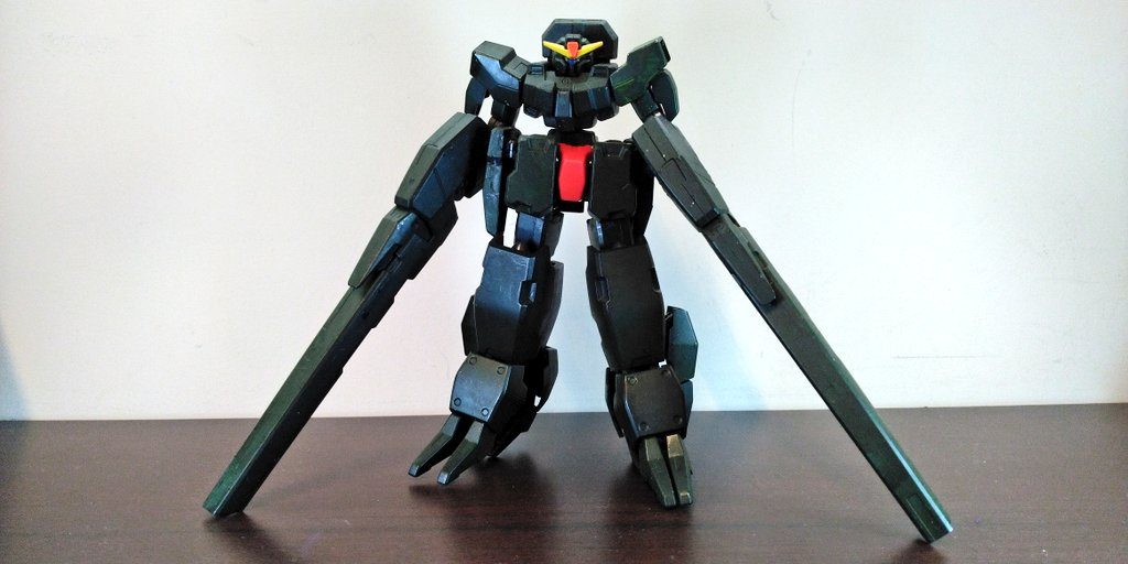 セラヴィーガンダムⅡは、カラーリングを変更しつつ、本編準拠の機構で変形可能。久々に引っ張り出したら各部がボロボロで自立するのがやっとだった。