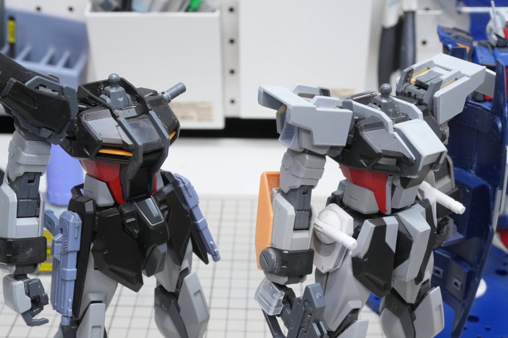 ストライクノワールとの比較襟、フロントアーマー、ボディ、腕後方、肩等ほとんどの形状をプラ板で変更サイドアーマーにはMGストフリのサーベルラックの位置を変更し、アーマー自体も削り込み薄くしています。