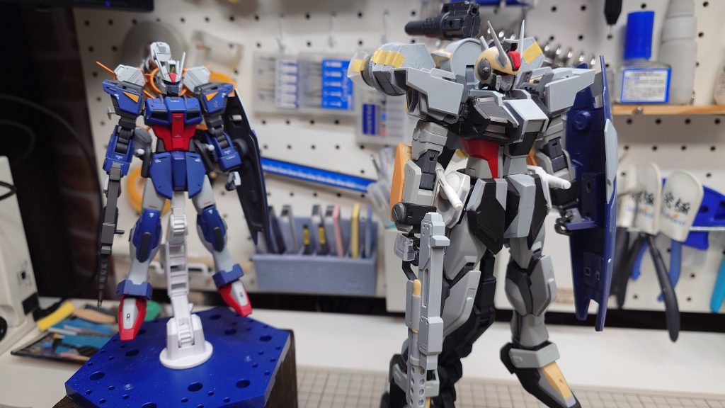 アンクルガードにMGデスティニーの一部関節を移植し内部のシリンダーも利用しています。シールドはMGジム・クゥエルの物を形状変更しました。