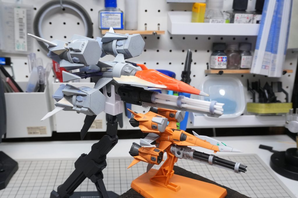 ガンバレルストライカーにはメビウスゼロの機首部分、ライトニングストライカーの水平尾翼、ビルドストライクEGのコアファイターの羽根×4、ガトリングの根本に境界線機のウェポンセット、変形機構部分に1/100アカツキ(大鷲)の可動機構を使用し、他はプラ板、パテ、円形プラ等、3Dプリンターで出力したガトリングのサポートを使用しスクラッチしています