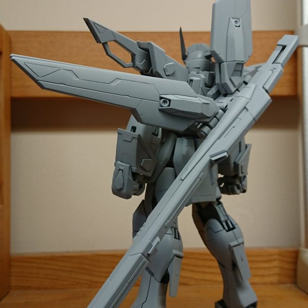 MGガンダムアルテミスにようやく本サフが吹けました！…とはいえ、細かいキズ埋めやディテール追加と彫り直しとまだ塗装の二歩手前ですけど(gundam-kao5)ゴールデンウイーク中には完成させたいな～。（3枚目）