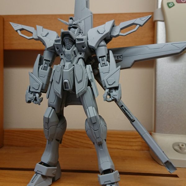 MGガンダムアルテミスにようやく本サフが吹けました！…とはいえ、細かいキズ埋めやディテール追加と彫り直しとまだ塗装の二歩手前ですけど(gundam-kao5)ゴールデンウイーク中には完成させたいな～。（2枚目）