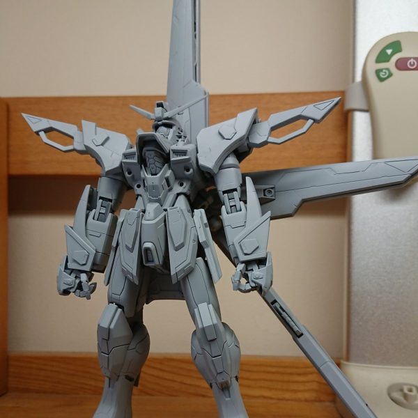 MGガンダムアルテミスにようやく本サフが吹けました！…とはいえ、細かいキズ埋めやディテール追加と彫り直しとまだ塗装の二歩手前ですけど(gundam-kao5)ゴールデンウイーク中には完成させたいな～。（1枚目）