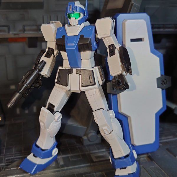 SDの外装パーツを使い改造ベースはジムガードカスタム　レッドウォリアは手持ちがないので可動もよく使いやすそうなので代用プラ板作業苦手なので兜をどうしようかと・・・３Dスキャン＆プリンターあればSDサイズのものを縮小印刷できるのかも？と（3枚目）