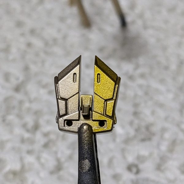 ガンダムアーティファクトの百式です。無改造で作る予定でしたが太ももの延長をしてみました。肘の後ハメとアンテナを伸ばしランナーに変更してます。胸の紺色とフレームのグレーを塗装。金色部分はレッドゴールドにスパーシルバー足してシャンパンゴールドの様な色を作り、クリアイエローを重ねました。（6枚目）