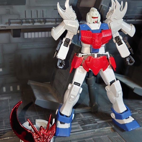 SDの外装パーツを使い改造ベースはジムガードカスタム　レッドウォリアは手持ちがないので可動もよく使いやすそうなので代用プラ板作業苦手なので兜をどうしようかと・・・３Dスキャン＆プリンターあればSDサイズのものを縮小印刷できるのかも？と（1枚目）