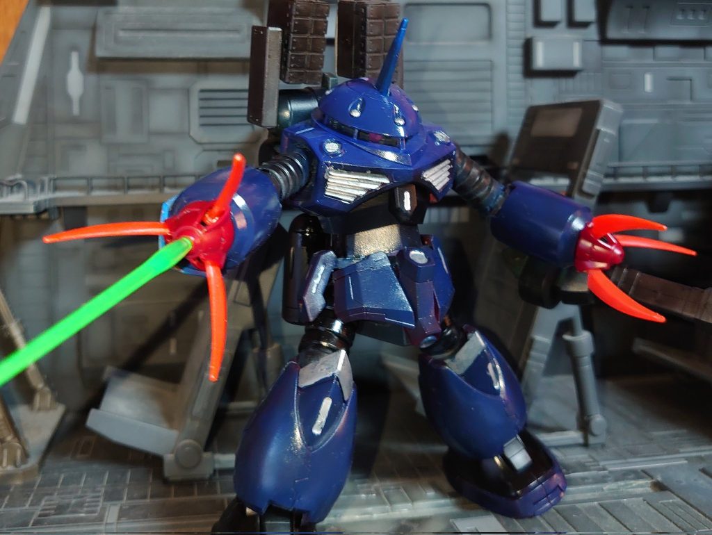 背中にミサイルポッド追加　左腕にシールドのかわりに３連ビームガトリング　パックハギラドーガタイプ　腰にはズゴックのパック