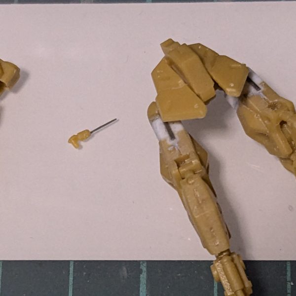 ガンダムアーティファクトの百式です。無改造で作る予定でしたが太ももの延長をしてみました。肘の後ハメとアンテナを伸ばしランナーに変更してます。胸の紺色とフレームのグレーを塗装。金色部分はレッドゴールドにスパーシルバー足してシャンパンゴールドの様な色を作り、クリアイエローを重ねました。（3枚目）