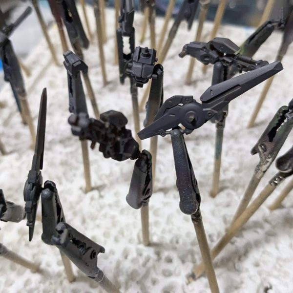 ガンダムアーティファクトの百式です。無改造で作る予定でしたが太ももの延長をしてみました。肘の後ハメとアンテナを伸ばしランナーに変更してます。胸の紺色とフレームのグレーを塗装。金色部分はレッドゴールドにスパーシルバー足してシャンパンゴールドの様な色を作り、クリアイエローを重ねました。（4枚目）