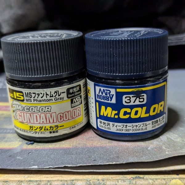 ガンダムアーティファクトの百式です。無改造で作る予定でしたが太ももの延長をしてみました。肘の後ハメとアンテナを伸ばしランナーに変更してます。胸の紺色とフレームのグレーを塗装。金色部分はレッドゴールドにスパーシルバー足してシャンパンゴールドの様な色を作り、クリアイエローを重ねました。（5枚目）