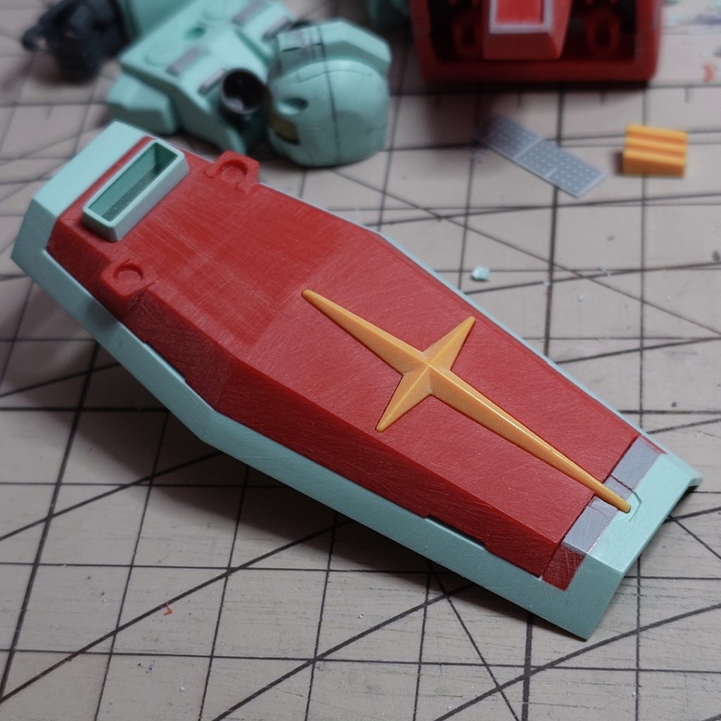 盾は、地味ですが白い部分の幅の改修くらいです。赤いほうを少し切りとって白いほうに接着しています。  