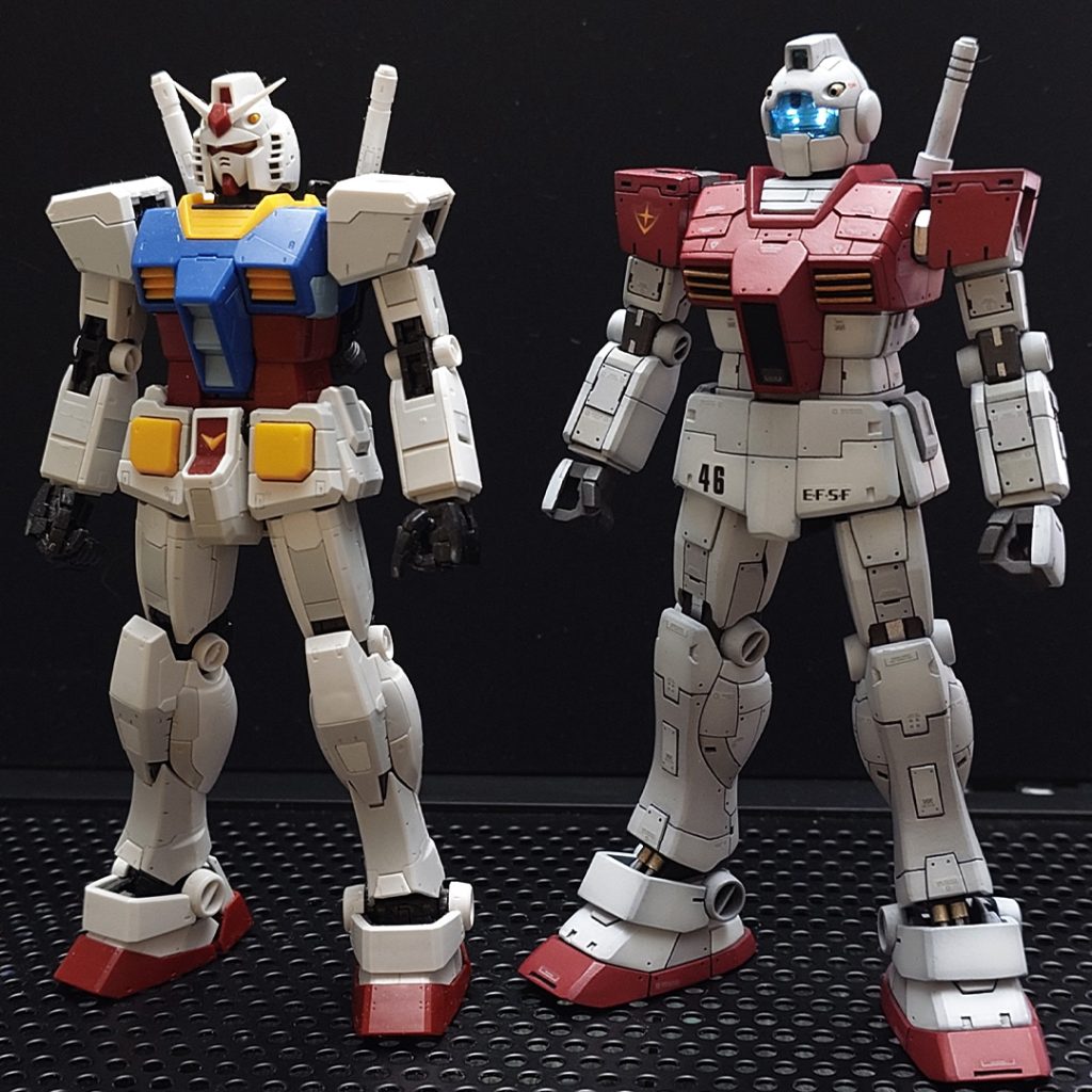 RGガンダム v1.0と比較。RGの配色は、白いパーツは3色、青いパーツは2色...よって、白いパーツは、白、ライトグレー、ライトベージュ赤いパーツは、赤、ピンクで塗装しました。とにかく塗装はマスキング→塗装→マスキング→塗装...の繰り返し。ほかにいい方法はないのか...   