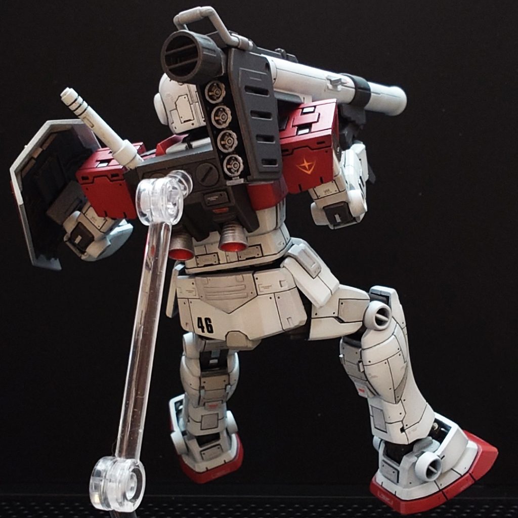 バズーカ持ちの図 その3。スラスターはコトブキヤの少し大きめのものに。ランドセルのアクションベースの穴には蓋を製作して普段は穴を隠せます。  