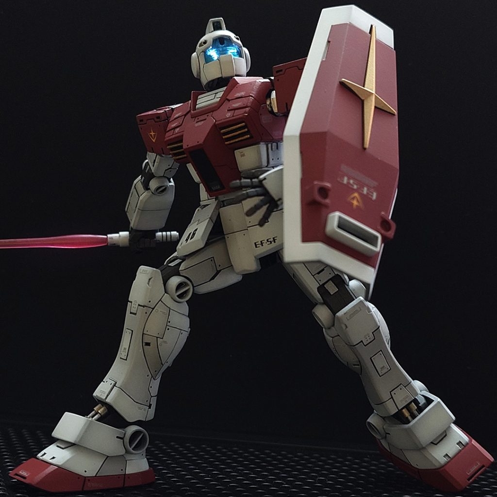 メイン写真の全身写真。複眼4カメラ仕様にしてみました。シリンダーや関節などのところどころにメタリックカラーでアクセントをいれました。   