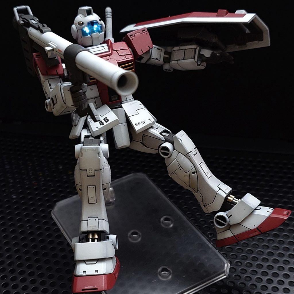 バズーカ持ちの図。キットにはバズーカは付属していないのでRGガンダムから拝借。  