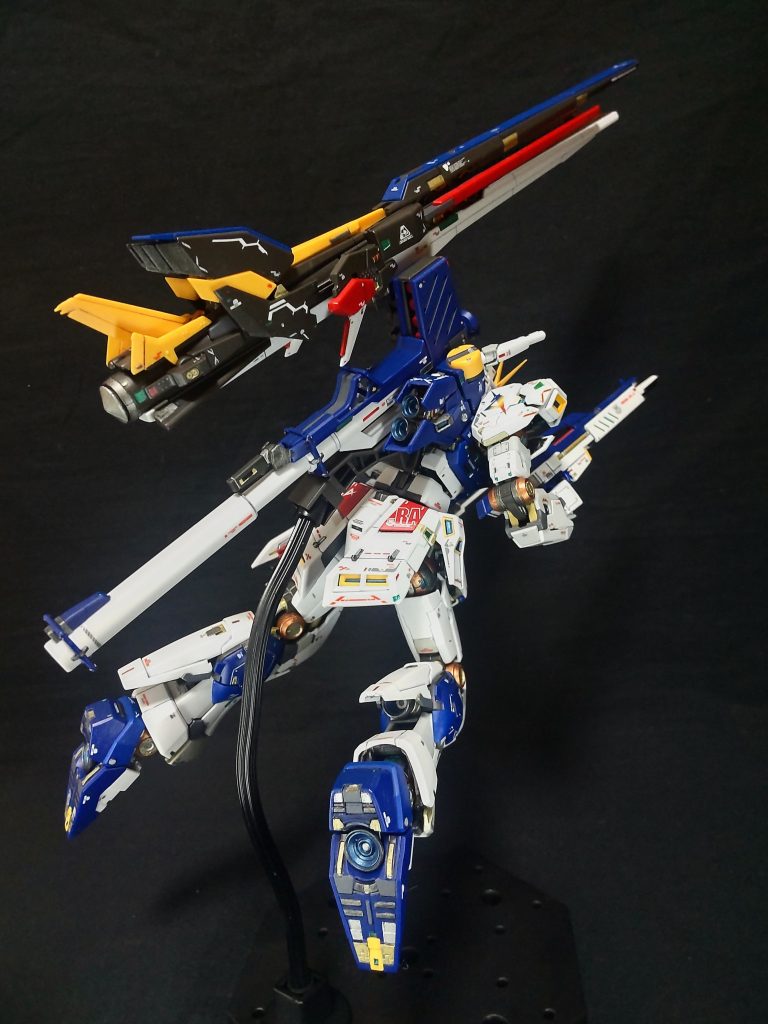 後ろ姿、ちゃんと足裏も塗ってます。バーニアは、ブルーメタリックとガンメタリックで塗ってます。