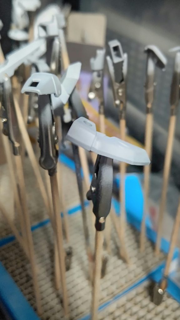 ホワイトはガイアカラーのエヴォシルバー下地にガンダムホワイト、または灰色9号