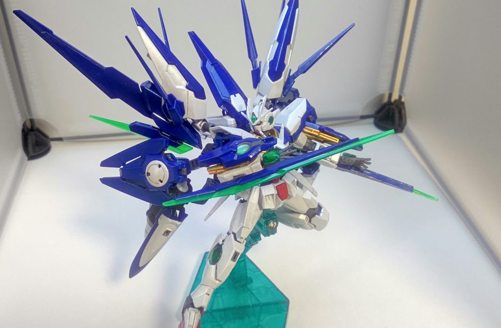 ここからは本作のギミックを紹介。両腕部の表と裏にポリパーツを仕込んでいるのでソードビットを装着可能です。武装的にはアークブレイサーは取り回し重視、こちらは破壊力重視のイメージで。