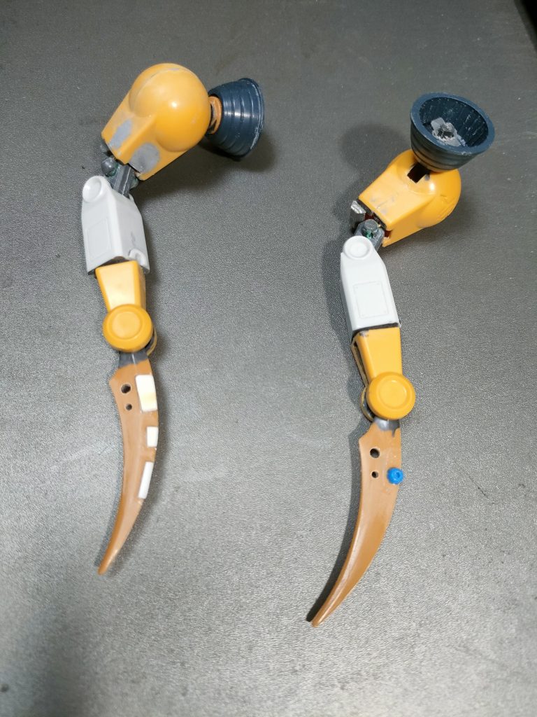 「短い腕を振り回す図」は何とも情けないので、流用パーツでスマートに。