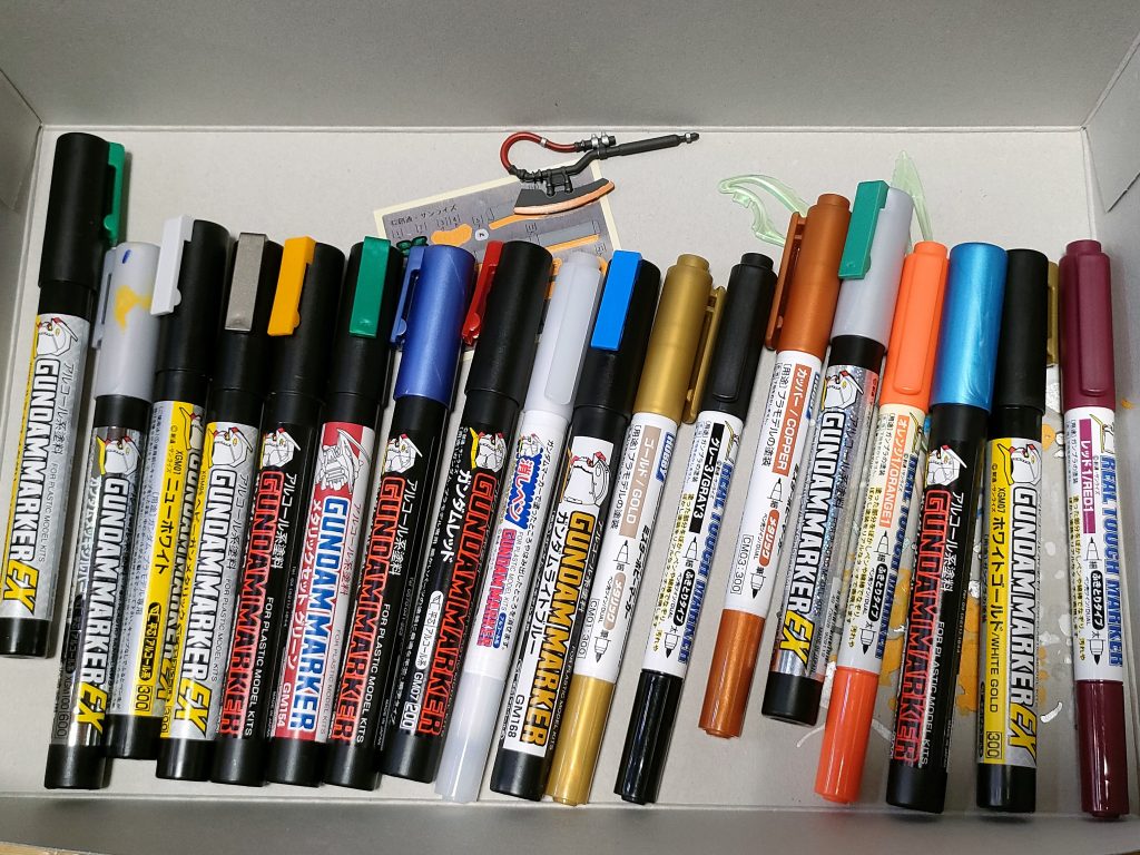 使用マーカーはこんな感じです。ヒートホークなど部分的にEXシルバー?の上からリアルタッチマーカーで塗るといい感じに(1週間ほど乾燥後重ね塗り)マーカーほんと難しすぎぃ