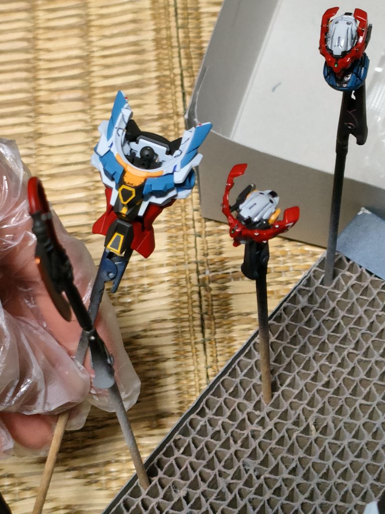 ホワイトの所を比べるとわかりやすいかも?胴、つや消しのみ頭、つや消し+スモークグレー(塗りたてでツヤツヤです笑)