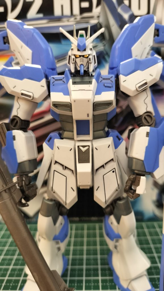 スミ入れだけした状態です。いつもはバズーカを持たせがちですが、今回はサーベル中心に