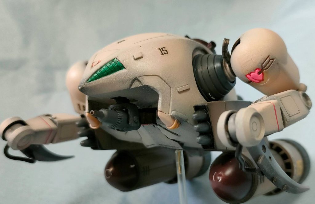 何ともトンデモ機体、もっとリアルでスタイリッシュにならないか...。でもこの強烈で味ある意匠は残したい…。同志の先達は多数おられるので、僭越ながらそれらの方々の作例と肩を並べられれば幸いです。