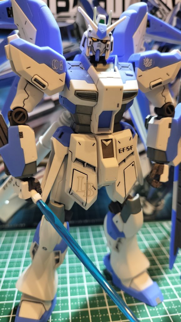 いつも腰のエンブレムの塗装を悩みますが、今回はシールで。お手軽ですが、きれいになるのはとても難しいですね…