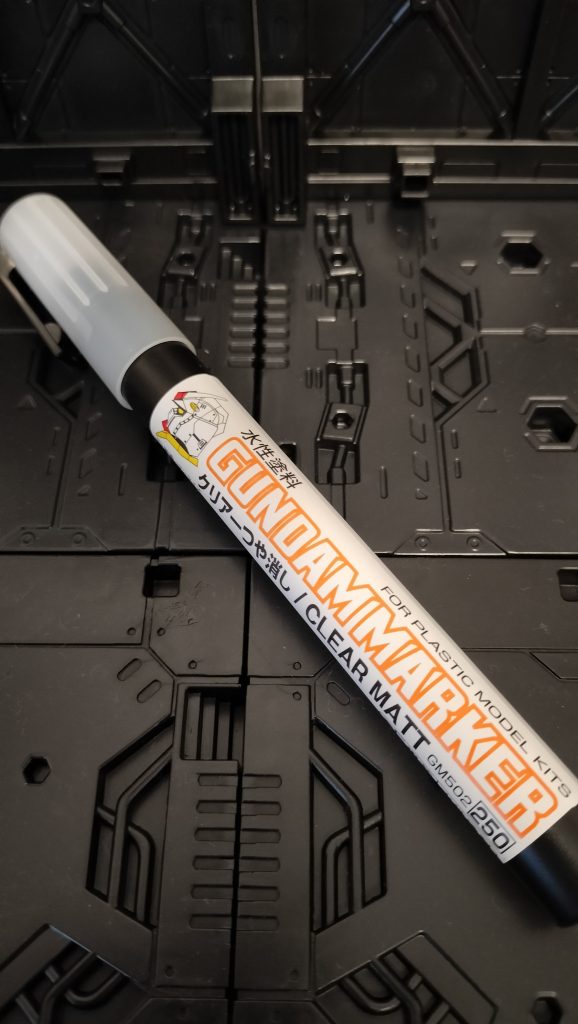 ガンダムマーカー用のトップコートを使ってみました！赤い部分だけ塗っています
