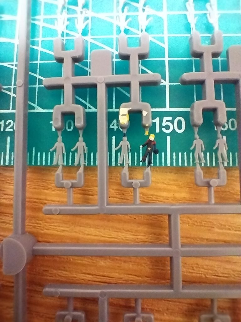 ヘルメットを自作( 球状にカットしたランナー)