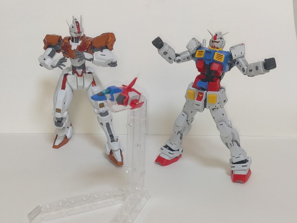 おっちゃん“見よ!秘技!コアファイター、キャストオフ!”エリィ“ええっ!?お腹から飛行機出てきた!どういうこと!?いゃ、フツーにすごいけど!ていうか、ごめんなさい!厳しくしすぎてごめんなさい!これからはもっと優しくします!だから、もう、かんべんしてぇぇ( 号泣) !”おっちゃん(あちゃー…泣かせてもうた…少しだけギャフンいわすつもりがかえってやり過ぎたか…しゃあないな。ワシもちぃと大人気なかったわ。このへんで堪忍したろ。ここまでつき合うてくれた礼もちゃんとせなあかんしな。 )この後エリィにタネ明かしをしてしっかりお詫びとフォローをしつつ、肉体改造につきあってくれたお礼をしたおっちゃん。エリィはこの一件でおっちゃんの器用さと懐の深さを思い知らされ、すっかり心酔してしまいましたとさ。