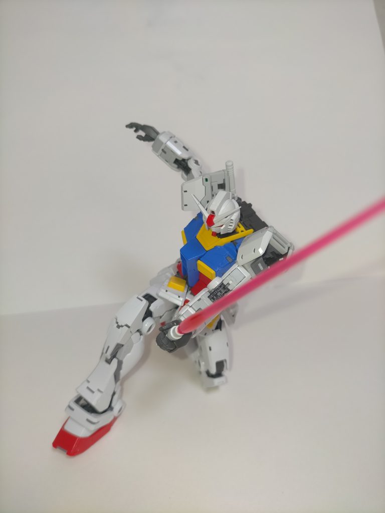 RGおっちゃん一方こちらは本気を出したおっちゃん。1/144という小柄なスケールに造形、ギミック、バンダイスピリッツの持てる技術をかなり濃い目に凝縮した集大成な怪傑作。え?コアファイター?安心してください。入ってますよ。