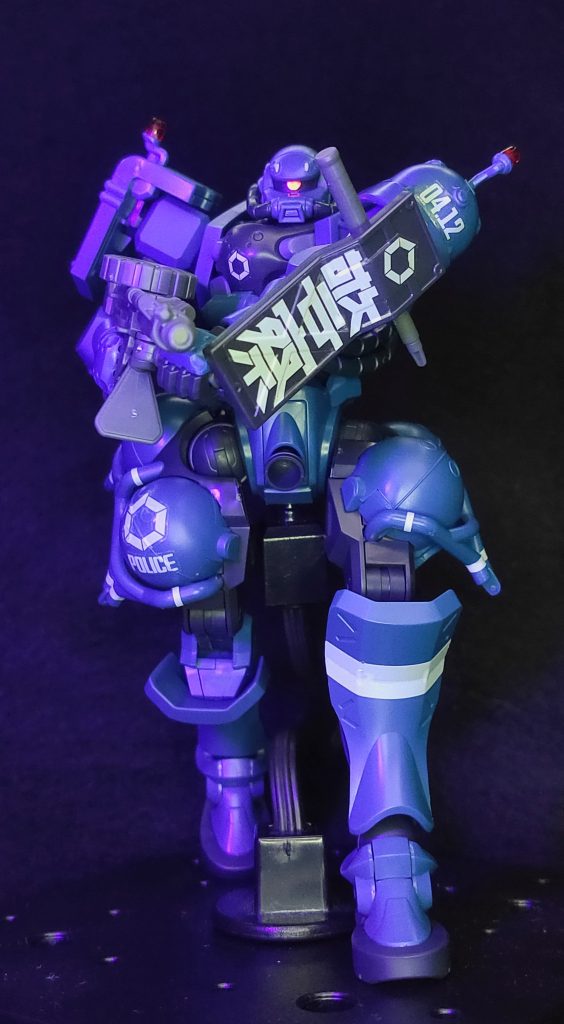 今回はモノアイとヒートホークの刃を蛍光塗料で塗装しました