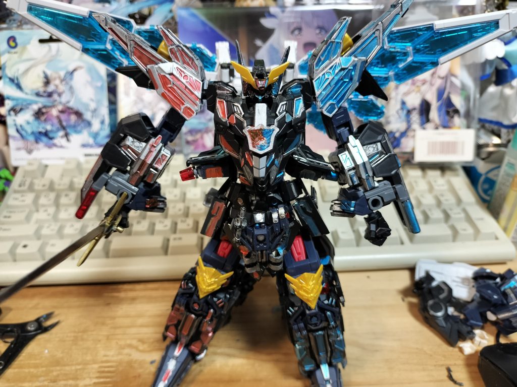 ハザードオン！　(翼オン！)以上です　最近は赤　青ランプイメージで塗装をしてたらなんか塗装ミスしたなて思いながら塗装してました　まあなんか黒と赤と青でビルドのハザードフォームぽいかと思いそのまま塗装を続行しました(；・∀・)