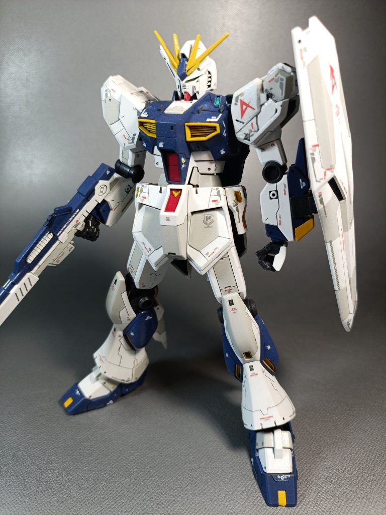 実は左肩アーマーはEGから作る予定だったのですが、塗装途中に他のガンプラにぶつかってどっかに飛んでいき、紛失してしまいました。バンダイに部品注文しましたが、1カ月たっても届かないので、以前作成したRG福岡νガンダムの余剰パーツから作成しました。