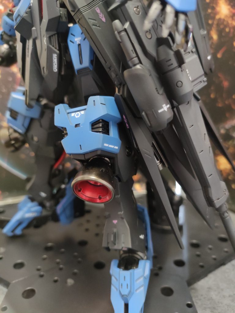 バーニアは艶消し外装の中の艶ありで。