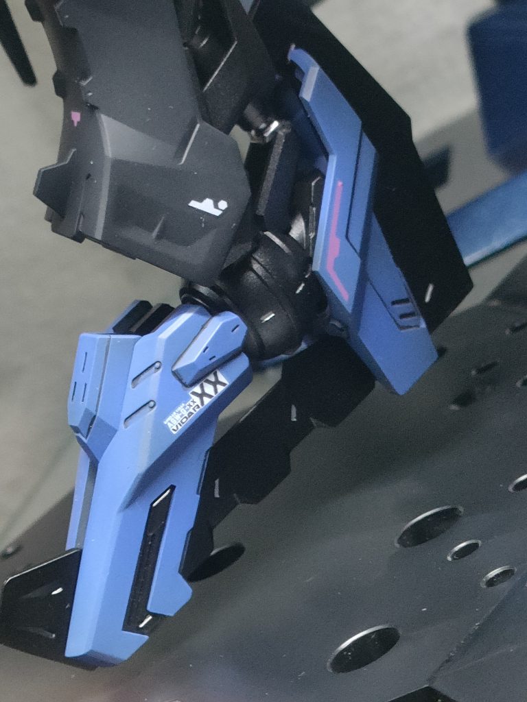 オシャレは足元から。足のブレードはシルバーで墨入れしてと。