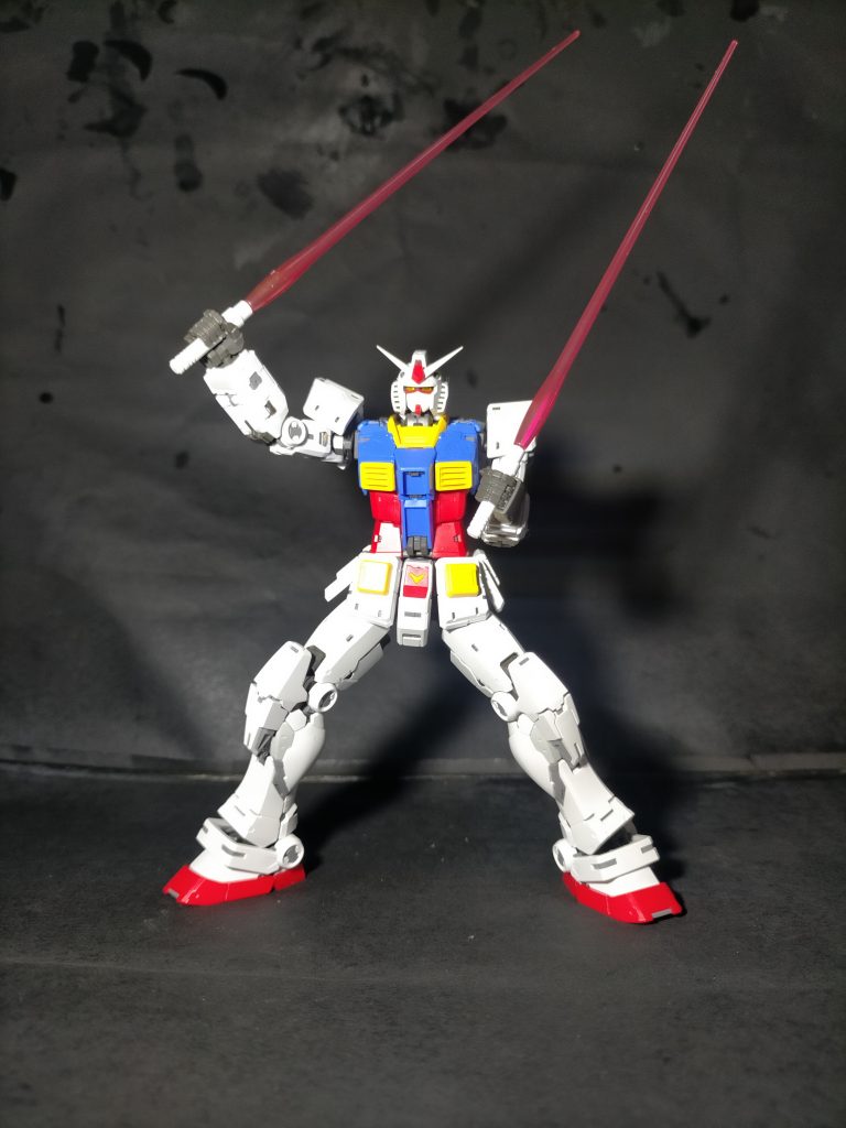 サイリウムのかわりにビームサーベルで推し活をするおっちゃん“ 叔父貴、長くて扱いづらくないっすか?そもそも使い方間違ってますよ??”