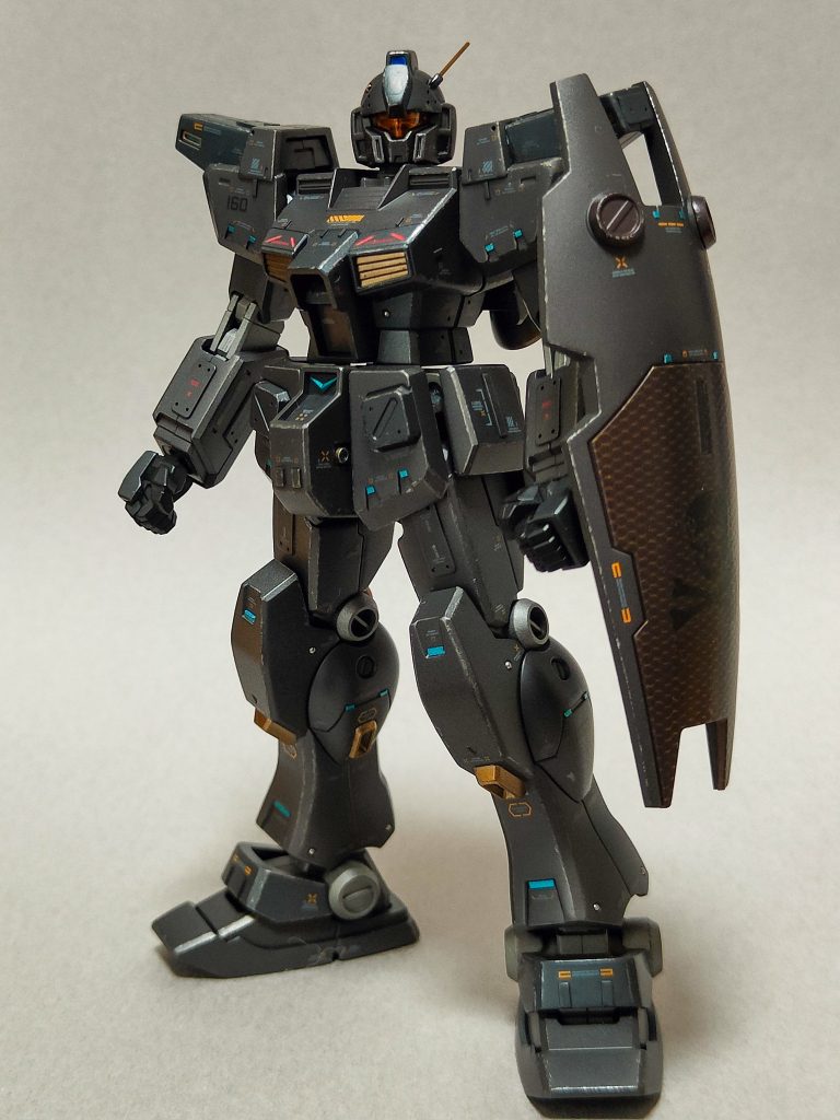 頭部以外は合わせ目消しはせずに、モールドとして扱ってます。左頭部バルカンをオミットしてアンテナに置き換えました。