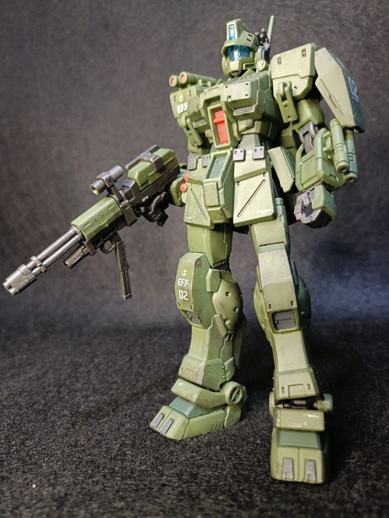正面。素組で成形色を生かし、細部を少し塗装してます。左肩サーチライト?やミニガンのスコープはシールだったので、百均ジュエルストーンに変えました。緑系の機体は渋くていいですネw