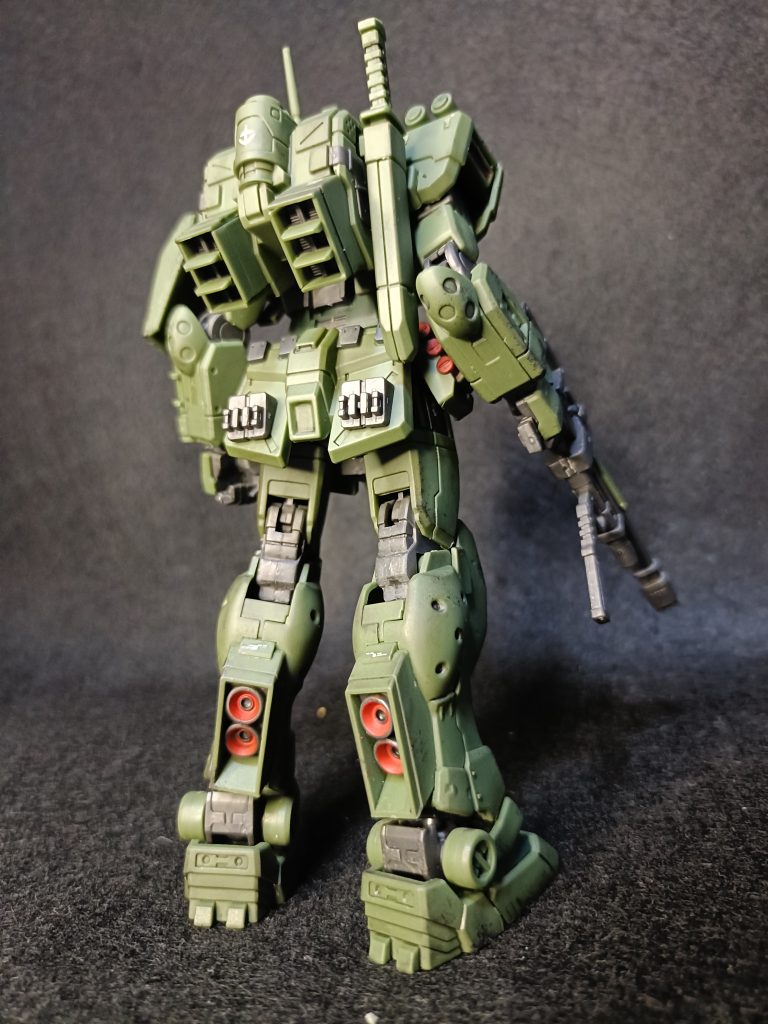 後ろ。スナイパー系の後ろ姿。陸戦機らしい特徴もカッコいいです。