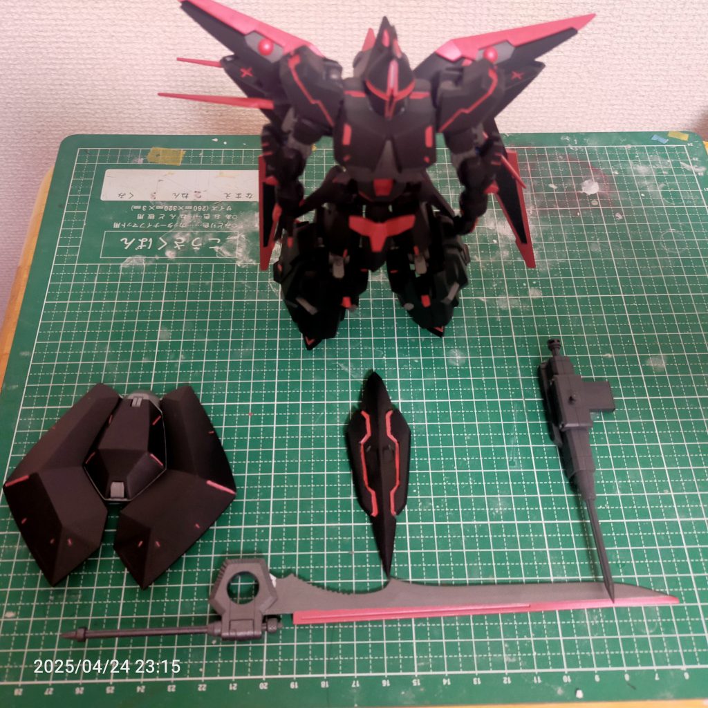 塗料はファレホを使用黒　ピュアブラックグレー　ガンメタ赤　メタリックレッド武装含め筆塗りし、つや消しスプレーで仕上げています。