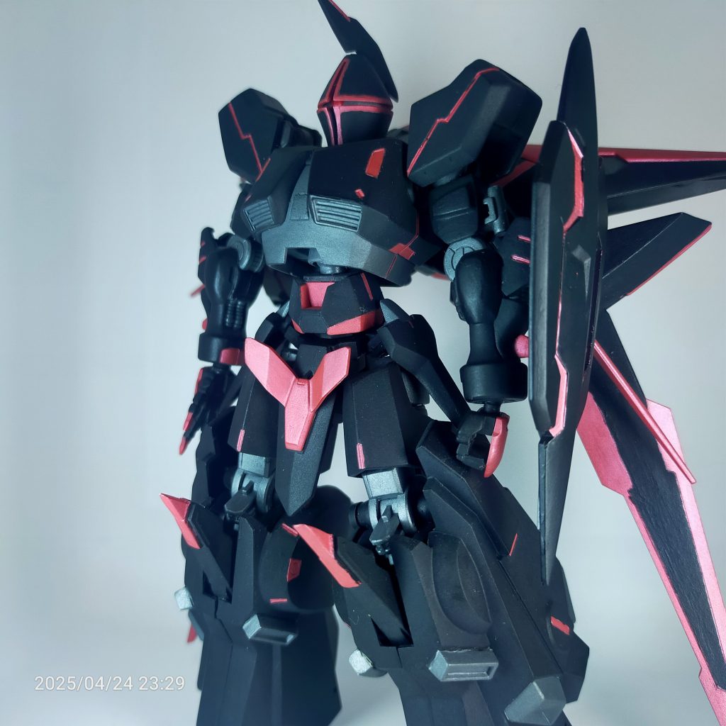 頭とボディはギャンですが四肢に鉄血キットを使ってます。脛は豪華？にもフルアーマーZZの旧キットの物をを使用。