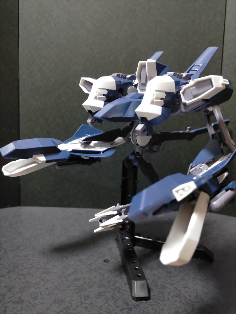 【 特殊機能】【合体】他の機体との合体が可能。合体した機体は水中用MSを意味する「アクア」の名称が冠される。腰に合体した際は水上、肩に合体した際は水中での運用に適するなど、合体時の装着部位によって運用領域が変化する。【 フリージーヤード】カプセルに封入されたゲル状の物質。機体を包み込むことで機雷や爆雷を無効化する他、水流の抵抗を抑える目的でも使用される。【 武装】【 水中用シールド・ブースター】機体下部に装着されたシールド・ブースターの水中戦仕様。前方部に水中発射式の大型巡航ミサイルと小型ミサイル、ハープーン・ガンを内蔵している。【 アクア・ユニット】機体両側に装備された水中戦用ユニット。前方部に4連装マイクロ・ミサイルとハンド・アンカーを装備したポッドを搭載している。【 バハル・ライフル】銃身に4本の銛を配した水中用フェダーイン・ライフル。機体下部に懸架され、合体した機体の手持ち武装として運用される。【 炸裂式ハープーン・ガン】スタビライザー先端に1基内蔵されている射出式の銛。